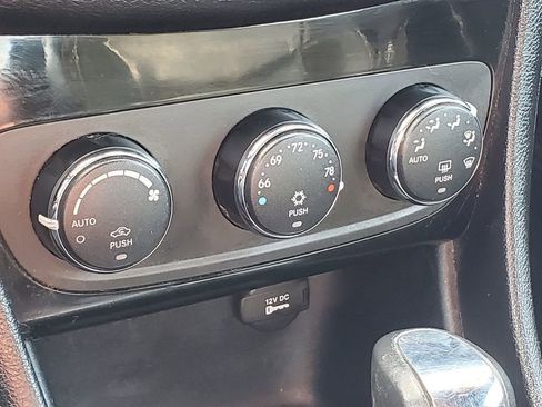 Used 2013 Chrysler 200 Limited FWD image 18