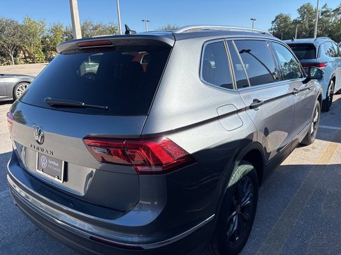 Certified 2022 Volkswagen Tiguan SE image 3