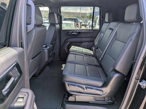 Used 2025 Chevrolet Suburban Z71 AWD/4WD image 27