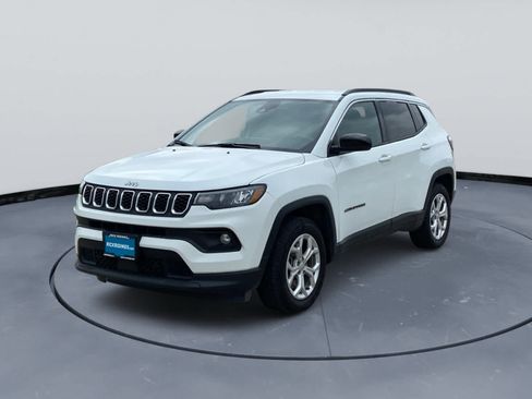 Used 2024 Jeep Compass Latitude AWD/4WD image 2