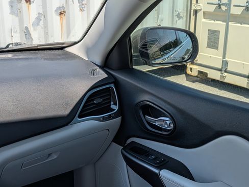 Used 2019 Jeep Cherokee Limited w/ Luxury Group image 17