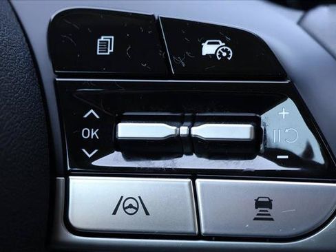 Used 2024 Hyundai Elantra Limited FWD image 16