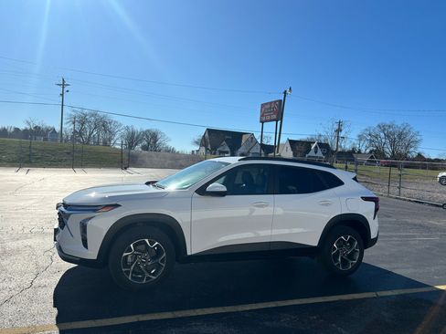 Used 2025 Chevrolet Trax LT w/ Driver Confidence Package image 28