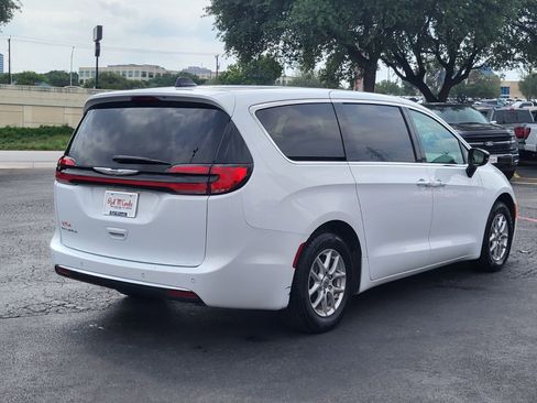 Used 2025 Chrysler Pacifica Select FWD image 3
