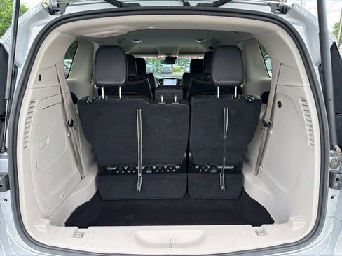 Used 2023 Chrysler Pacifica Touring-L FWD image 7