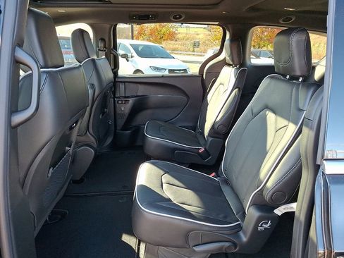 New 2026 Chrysler Pacifica Limited image 5