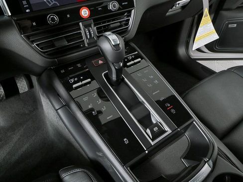 New 2026 Porsche Macan image 18