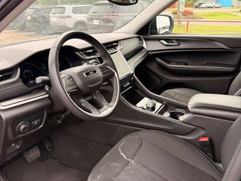 Used 2024 Jeep Grand Cherokee Laredo RWD image 12