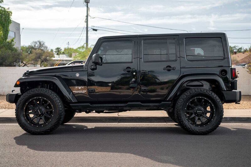 Used 2017 Jeep Wrangler Unlimited Sahara w/ Connectivity Group AWD/4WD image 2