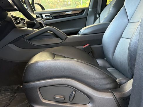 Used 2023 Porsche Cayenne AWD/4WD image 5