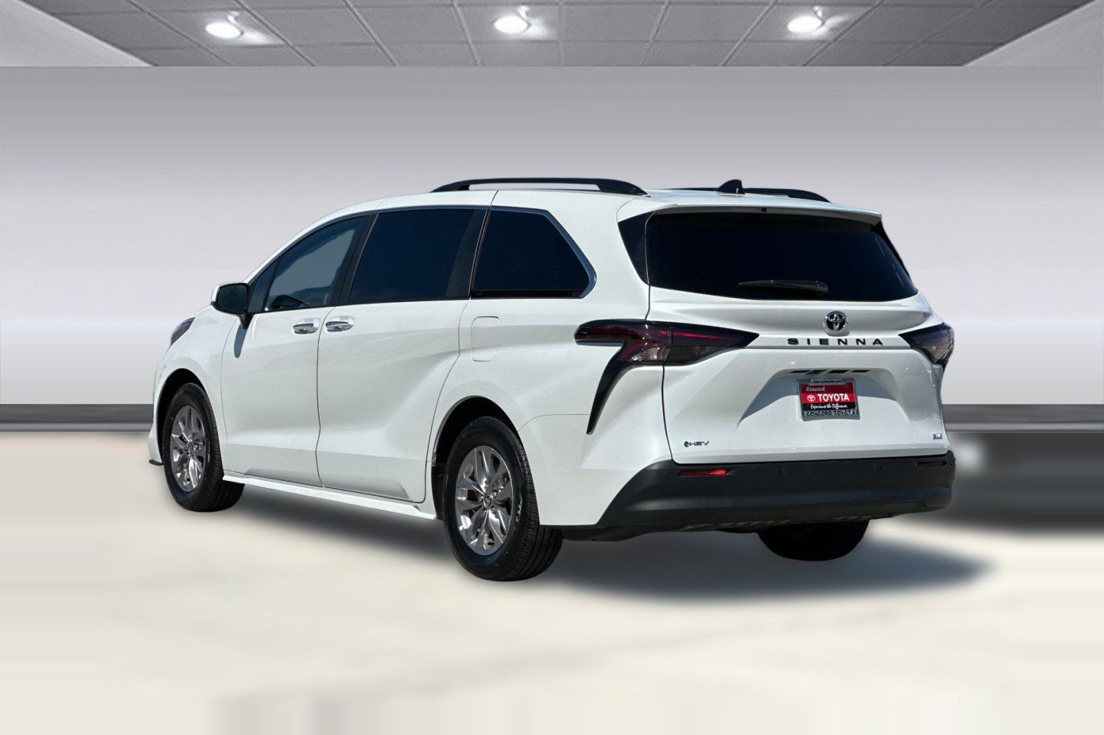 Used 2026 Toyota Sienna XLE FWD image 3