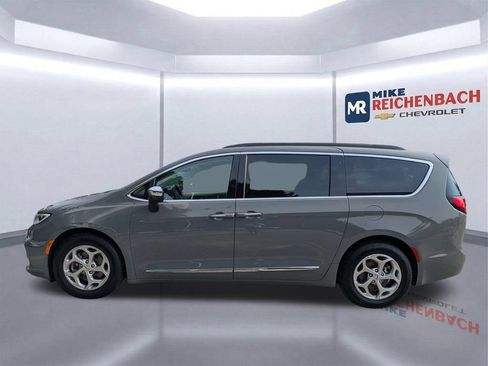 Used 2023 Chrysler Pacifica Limited FWD image 7