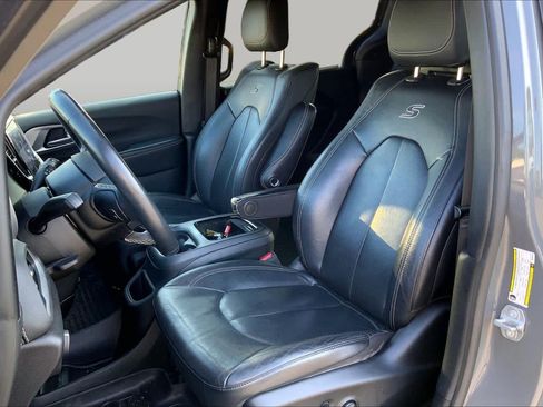 Used 2021 Chrysler Pacifica Touring-L w/ Uconnect Theater Family Group FWD image 7