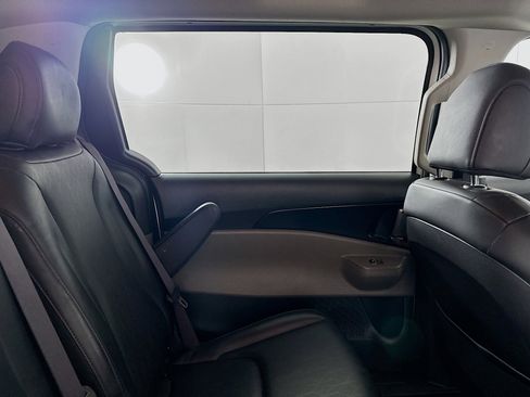 Used 2025 Kia Carnival FWD image 26