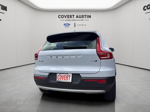 Used 2022 Volvo XC40 T5 Momentum w/ Premium Package image 3