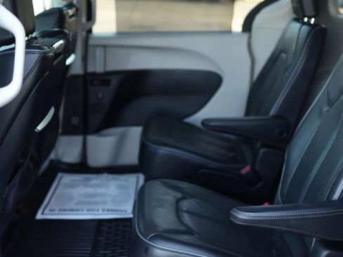 Used 2019 Chrysler Pacifica Limited FWD image 39