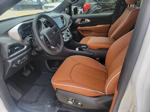 Used 2026 Chrysler Pacifica Pinnacle image 11