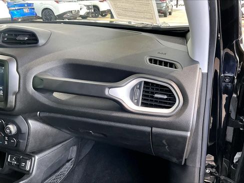 Used 2018 Jeep Renegade Latitude w/ Popular Equipment Group FWD image 18