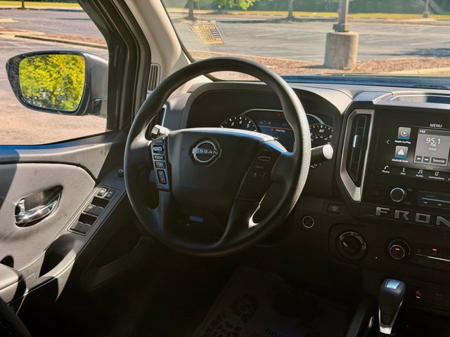 Used 2025 Nissan Frontier SV AWD/4WD image 14
