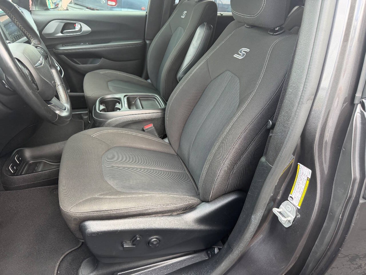 Used 2020 Chrysler Pacifica Touring w/ S Appearance Package FWD image 8