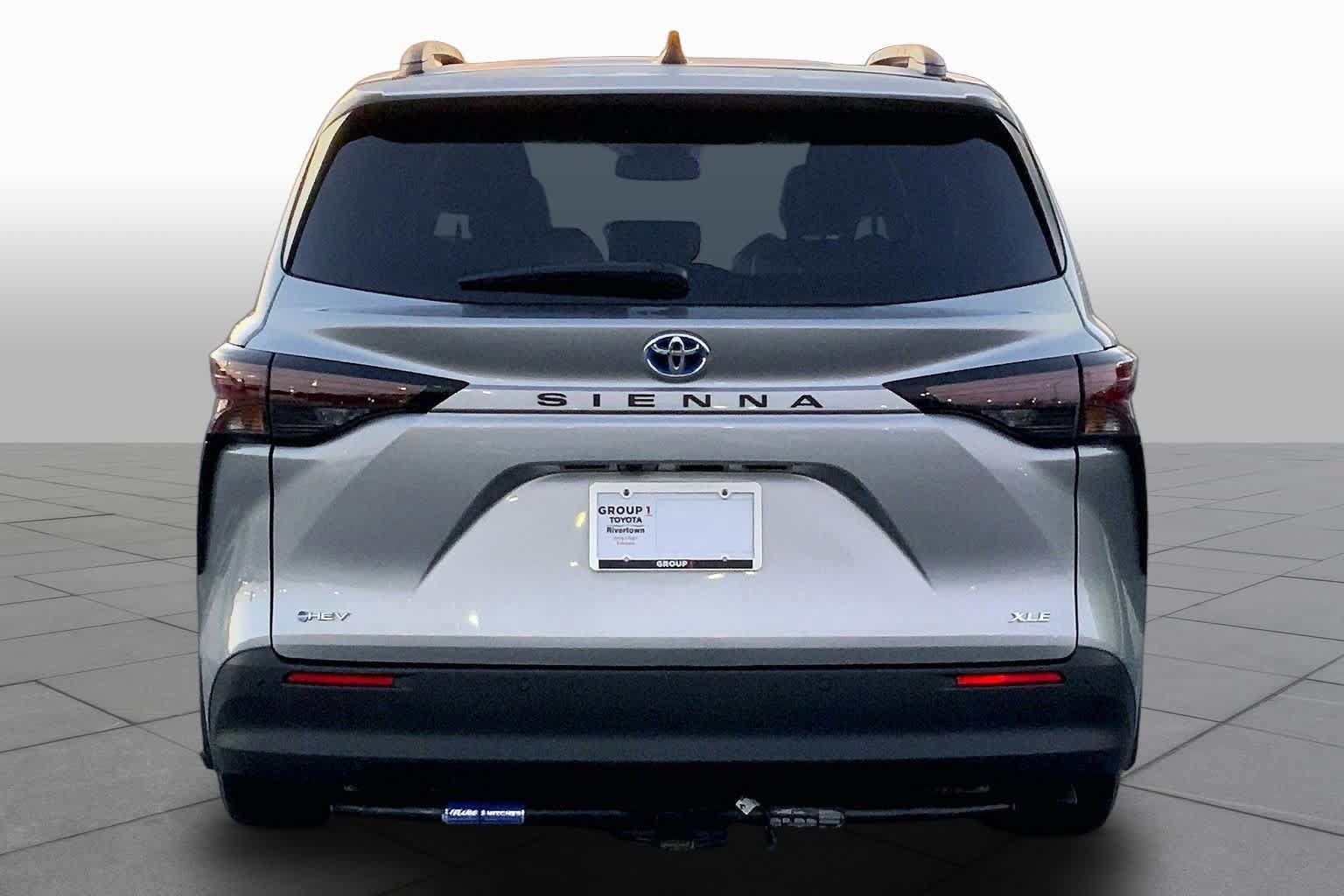 Used 2025 Toyota Sienna XLE FWD image 5