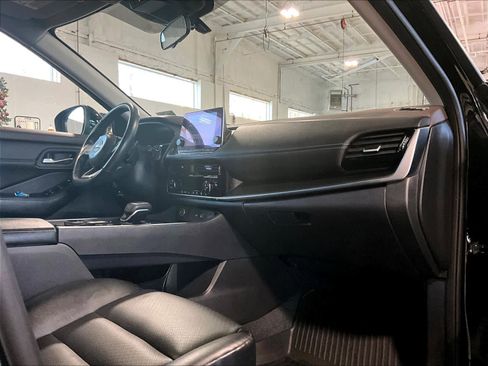 Used 2023 Nissan Rogue SV w/ SV Premium Package image 14