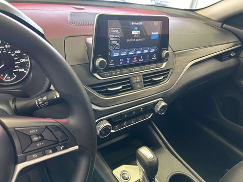 Used 2025 Nissan Altima 2.5 SV FWD image 19