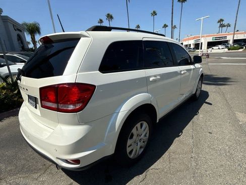 Used 2019 Dodge Journey SE FWD image 4