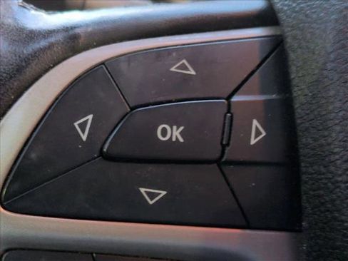 Used 2016 Jeep Cherokee Limited image 18