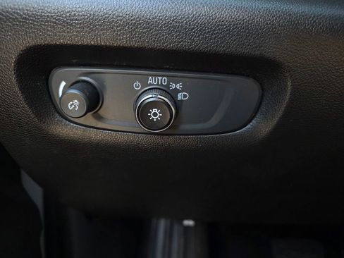 Used 2022 Chevrolet Traverse LT image 13