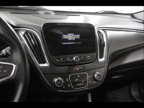 Used 2018 Chevrolet Malibu LT w/ Leather Package FWD image 9