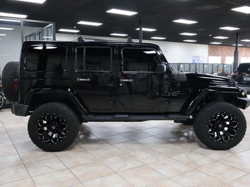 Used 2017 Jeep Wrangler Unlimited Sahara w/ Connectivity Group AWD/4WD image 6