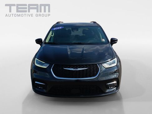 Used 2022 Chrysler Pacifica Touring-L w/ Uconnect Theater Family Group FWD image 2