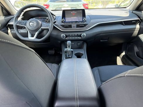 Used 2025 Nissan Altima 2.5 SV FWD image 40