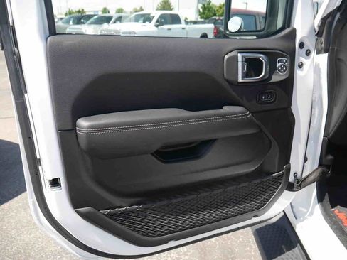 Used 2023 Jeep Wrangler Unlimited Sahara AWD/4WD image 27