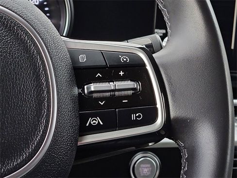 Used 2024 Kia Carnival LX image 21