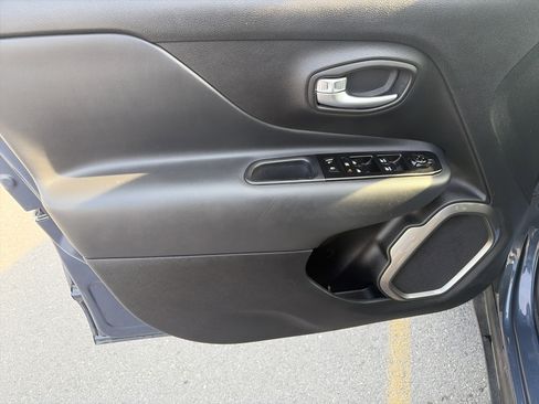 Used 2022 Jeep Renegade Latitude image 15