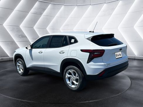 New 2026 Chevrolet Trax LS w/ LS Convenience Package FWD image 3