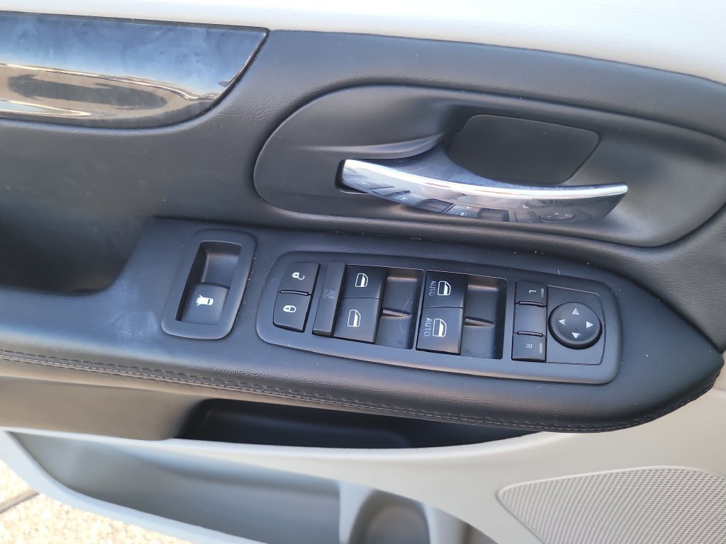 Used 2019 Dodge Grand Caravan SE FWD image 14