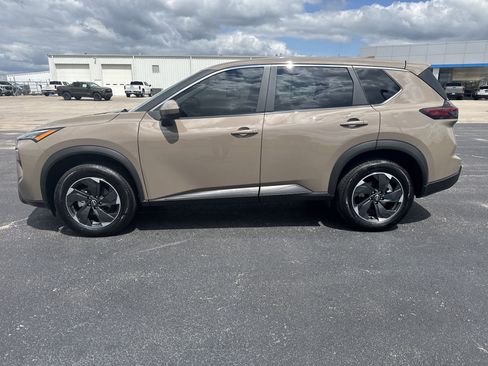 Used 2025 Nissan Rogue SV image 2