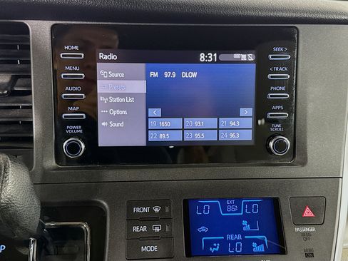 Used 2019 Toyota Sienna L image 17