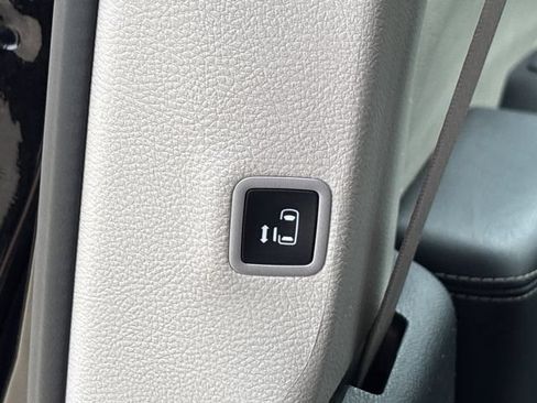 Used 2024 Chrysler Pacifica Touring-L FWD image 21