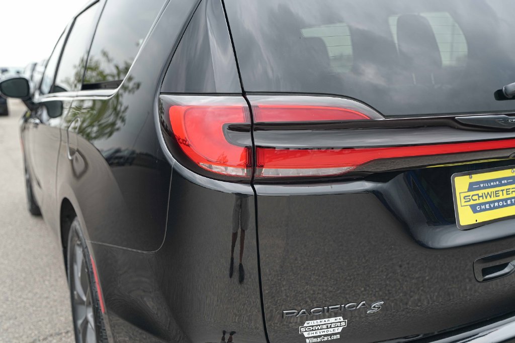 Used 2025 Chrysler Pacifica Limited FWD image 10