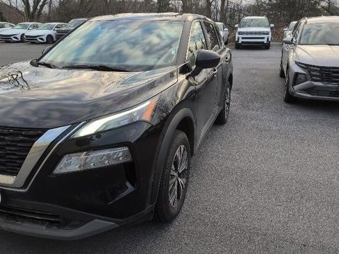 Used 2023 Nissan Rogue SV image 2