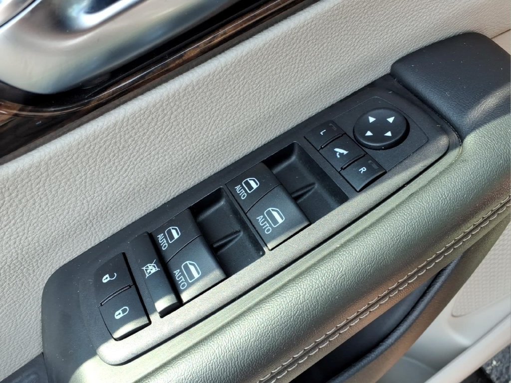Used 2023 Chrysler Pacifica Limited FWD image 17