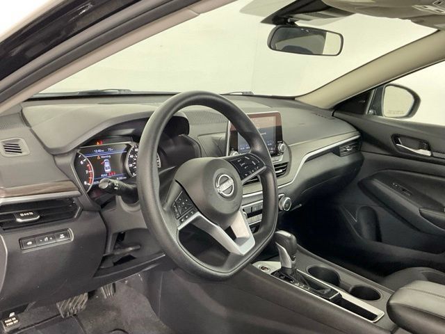 Used 2025 Nissan Altima 2.5 SV FWD image 13