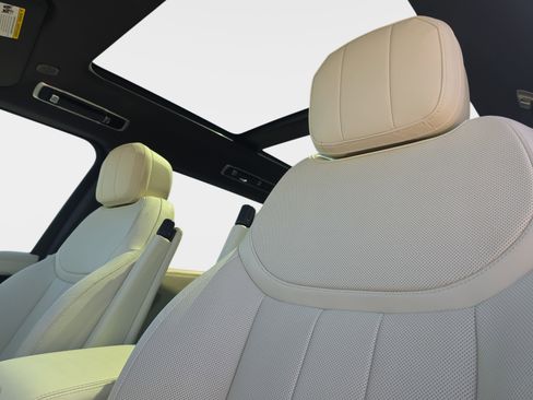 Used 2025 Land Rover Range Rover Long Wheelbase SE image 32