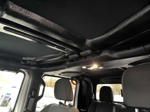 Used 2022 Jeep Gladiator Willys image 34