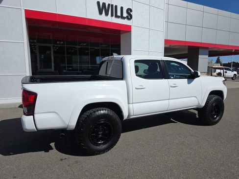 Used 2023 Toyota Tacoma SR5 AWD/4WD image 5