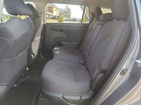 Used 2023 Toyota Highlander L image 28